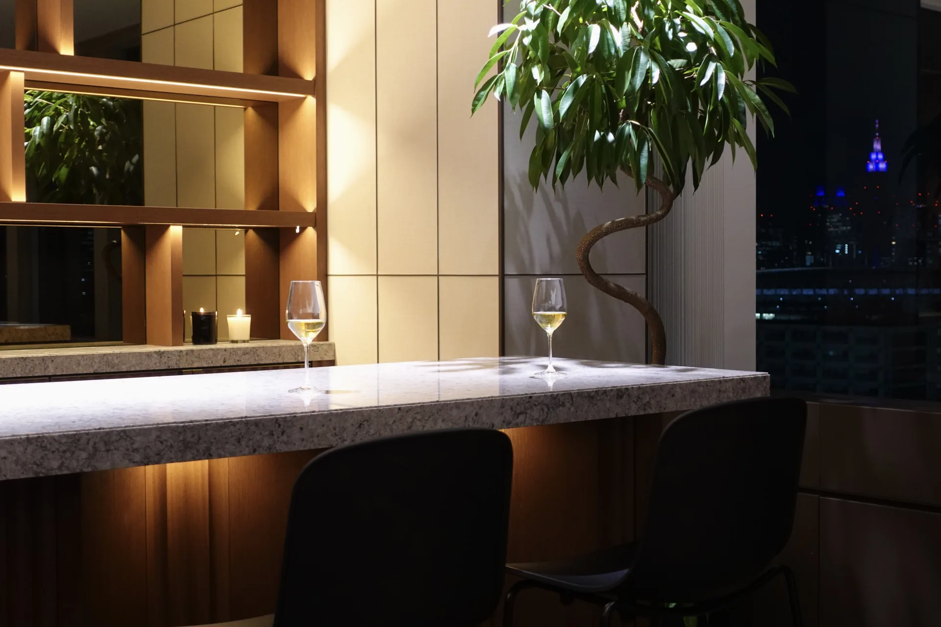 Bar counter overlooking the night view